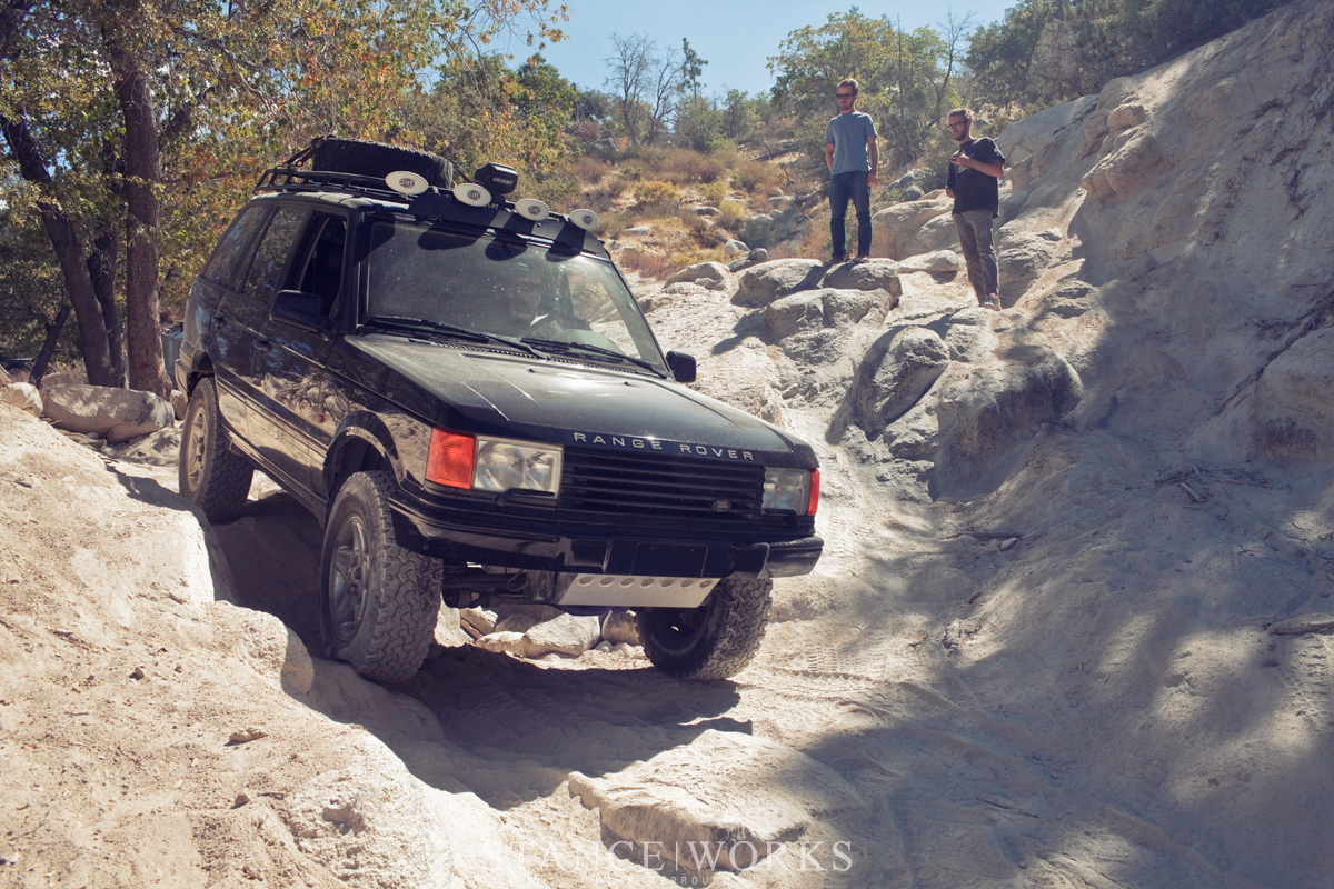 range-rover-descent-rocks