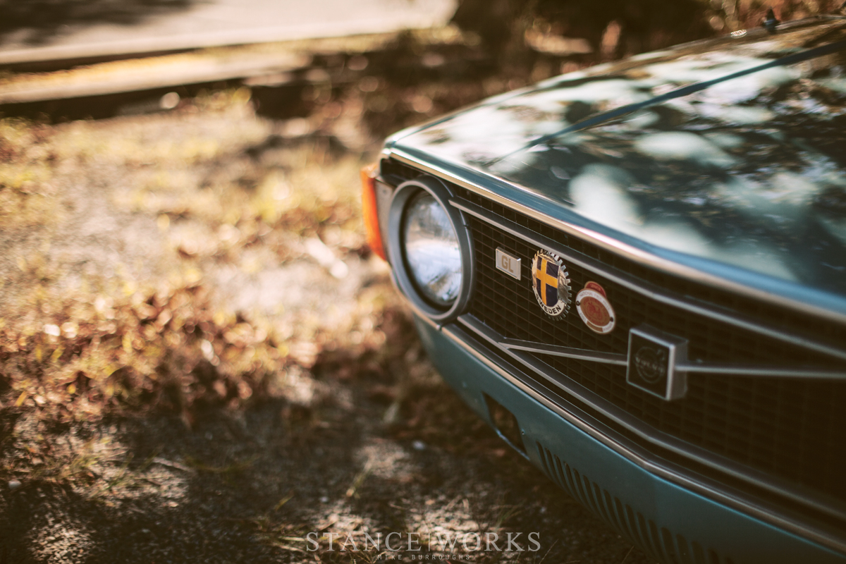 volvo-142-gl-grille-badge