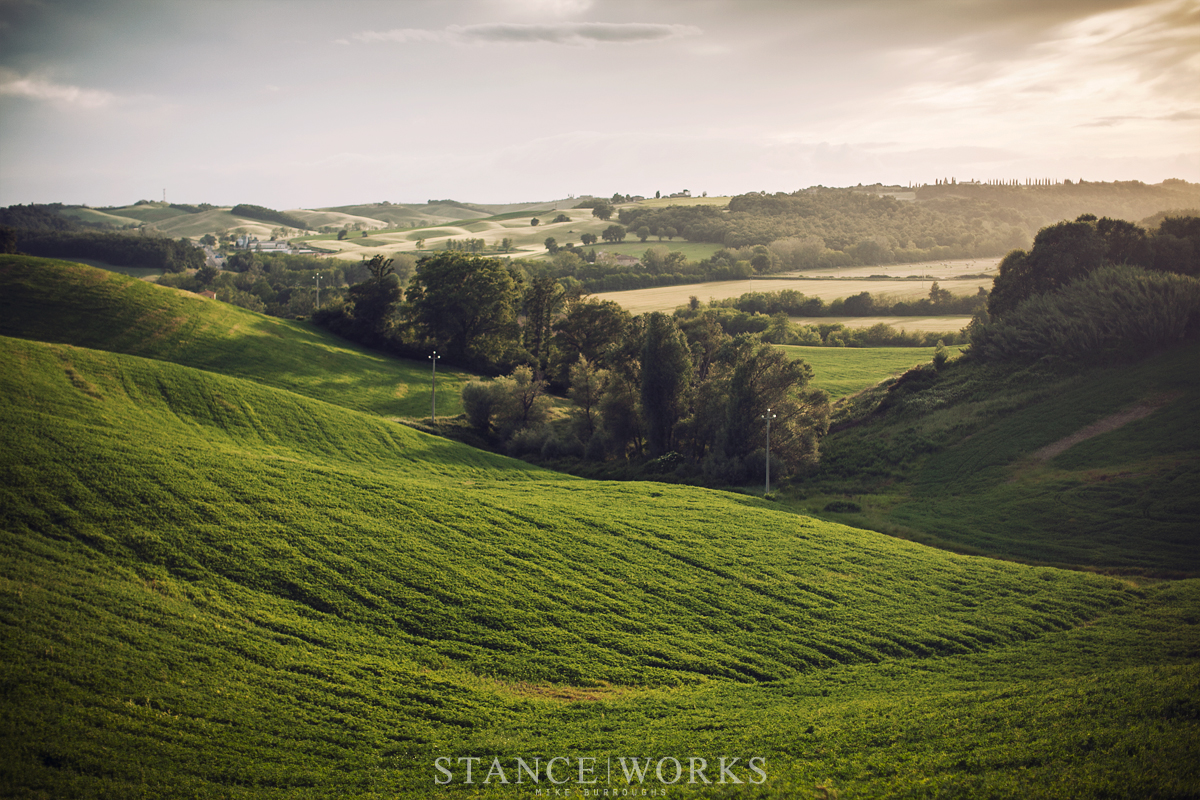 italy-tuscany-view-mountains