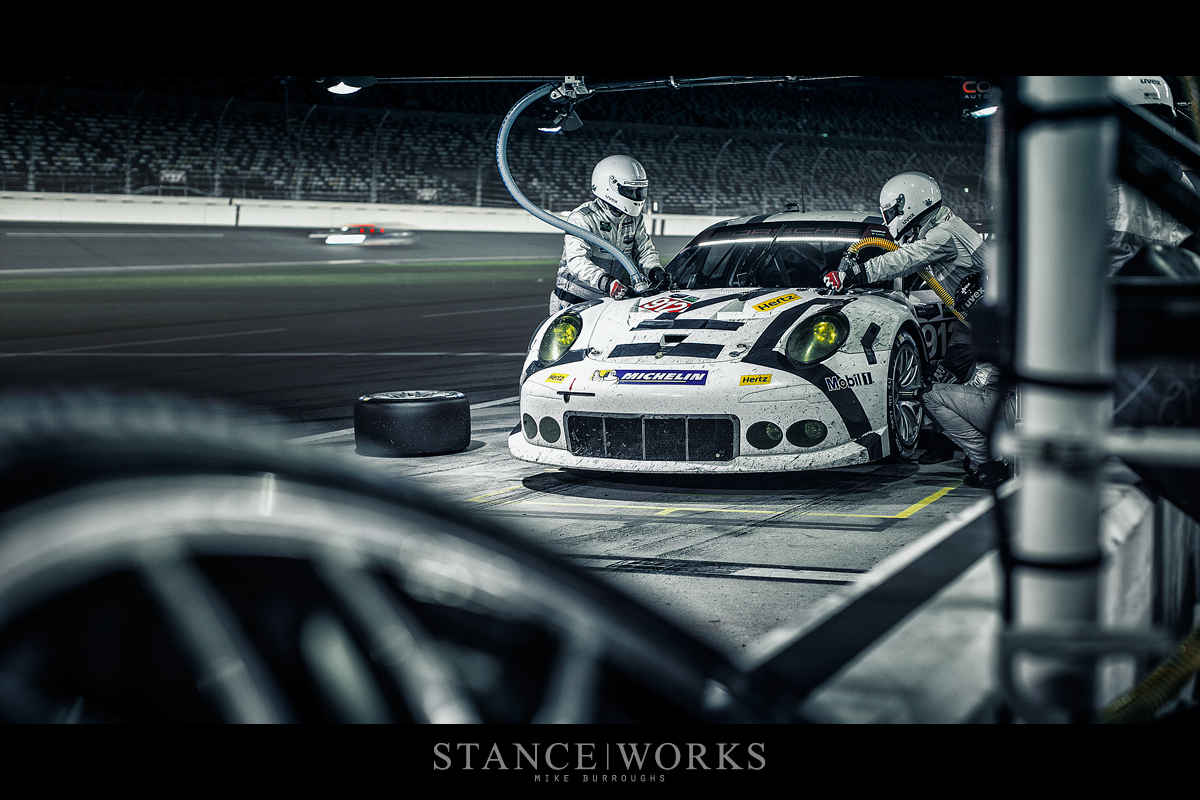 Porsche-pit-stop-refuel-tires-daytona-24-2015