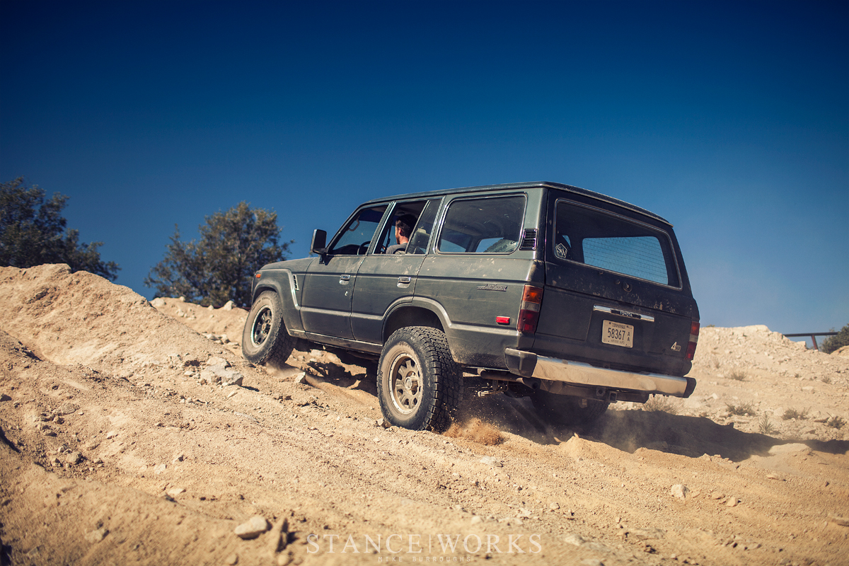1988-toyota-land-cruiser-FJ62-speed-climb-dirt-sand