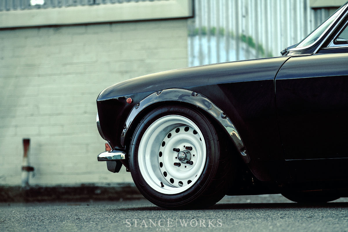 alfa-romeo-gtv-2000-fender-flares-arches-steelies-wide