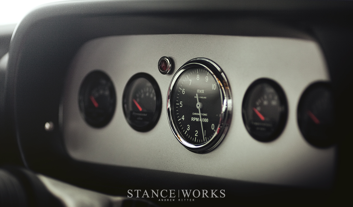 bmw-csl-e9-stack-gauges-dash-tach