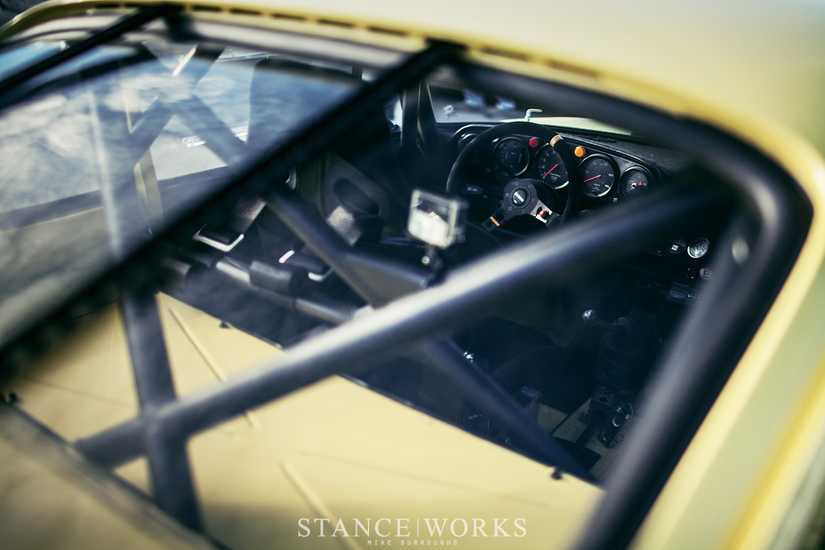 porsche-934-interior-steering-wheel-roll-cage