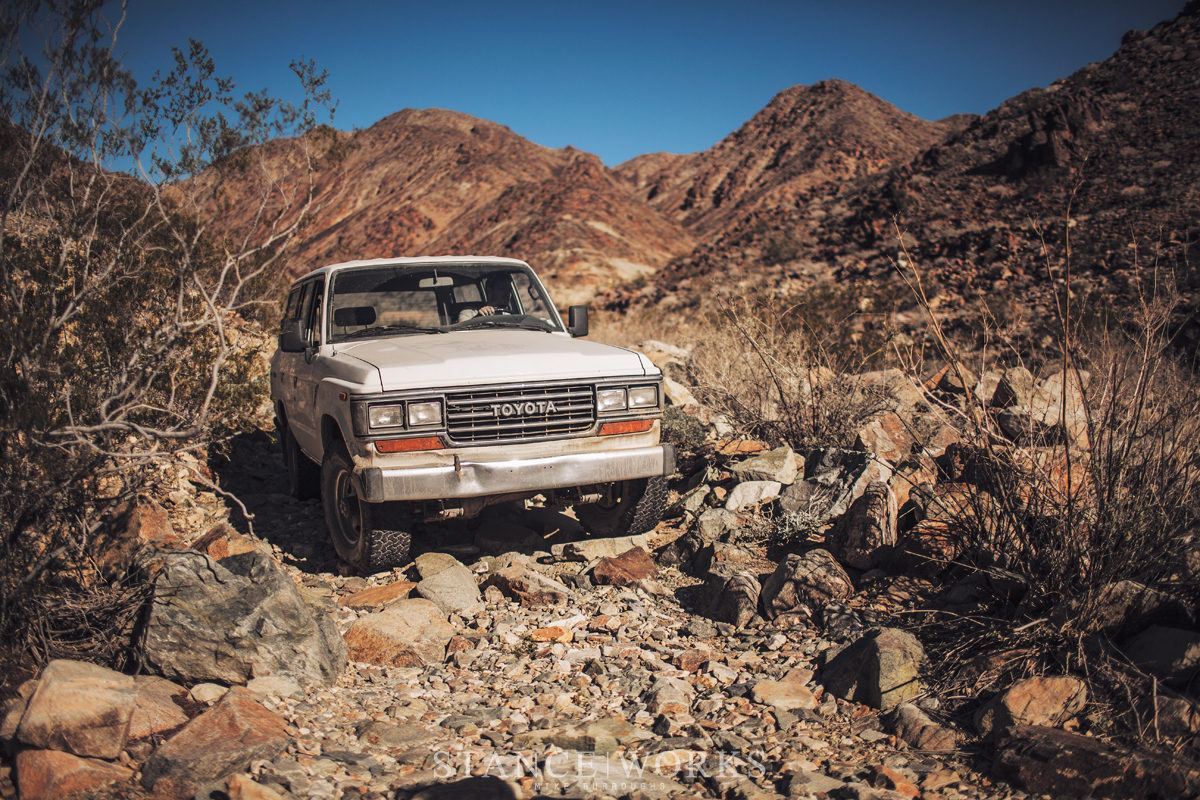 fj62-offroad-rocks
